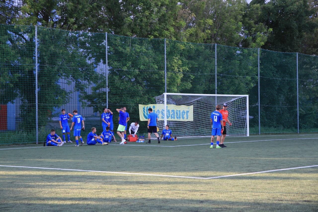 Die Spieler der SV Leobendorf genießen die Halbzeitpause im Schatten hinter einem der Tore
